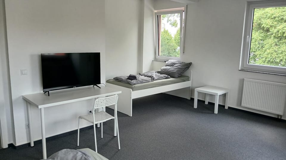 Bed, TV and multimedia, Seating area, Bedroom