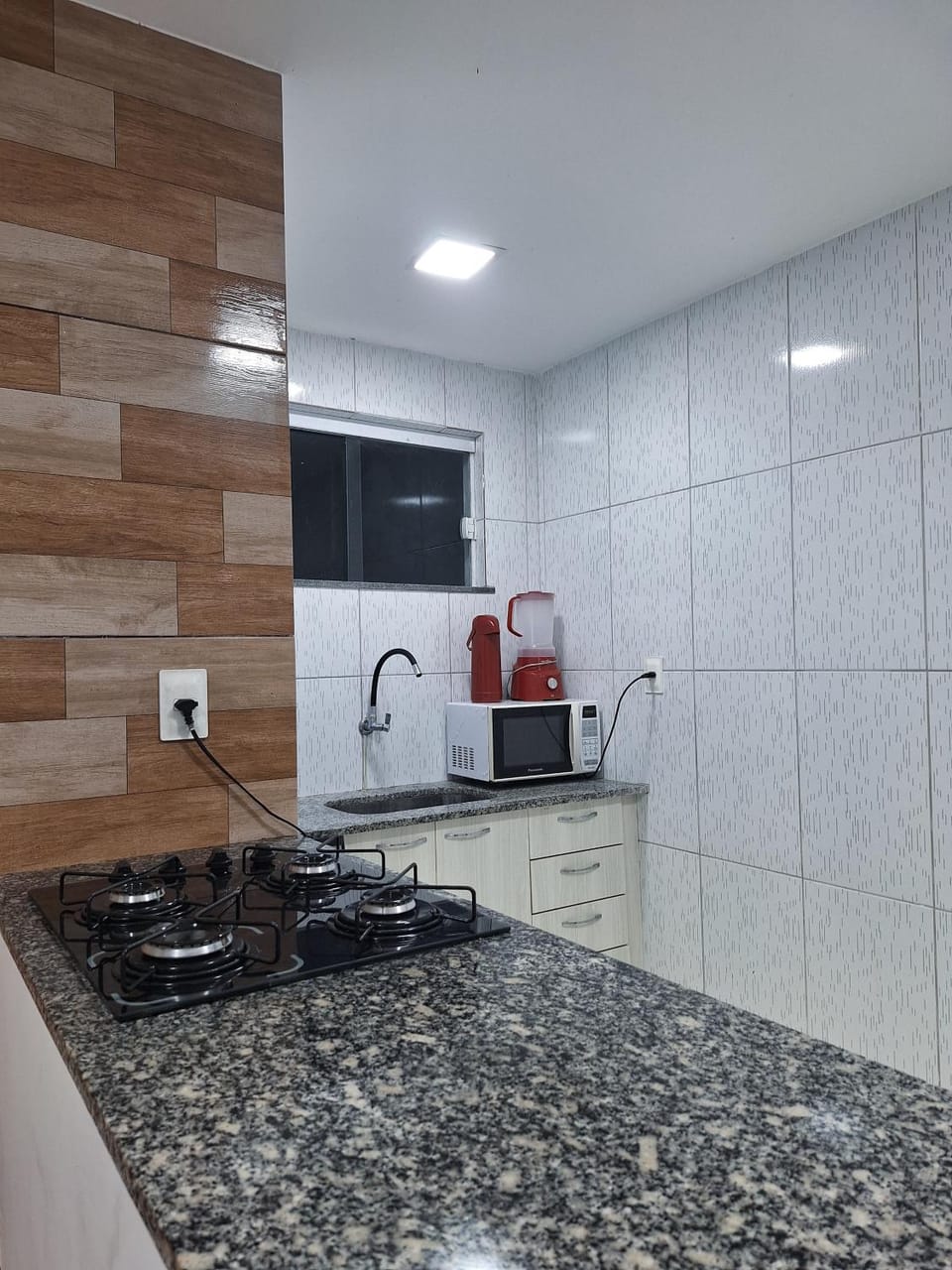 Coffee/tea facilities, Kitchen or kitchenette, stove