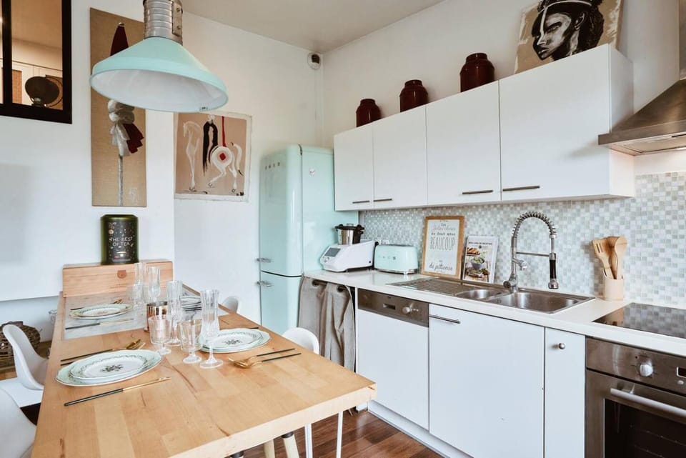Coffee/tea facilities, Kitchen or kitchenette, Dining area, dishwasher, oven, stove