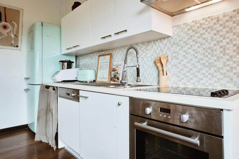 Kitchen or kitchenette, dishwasher, stove