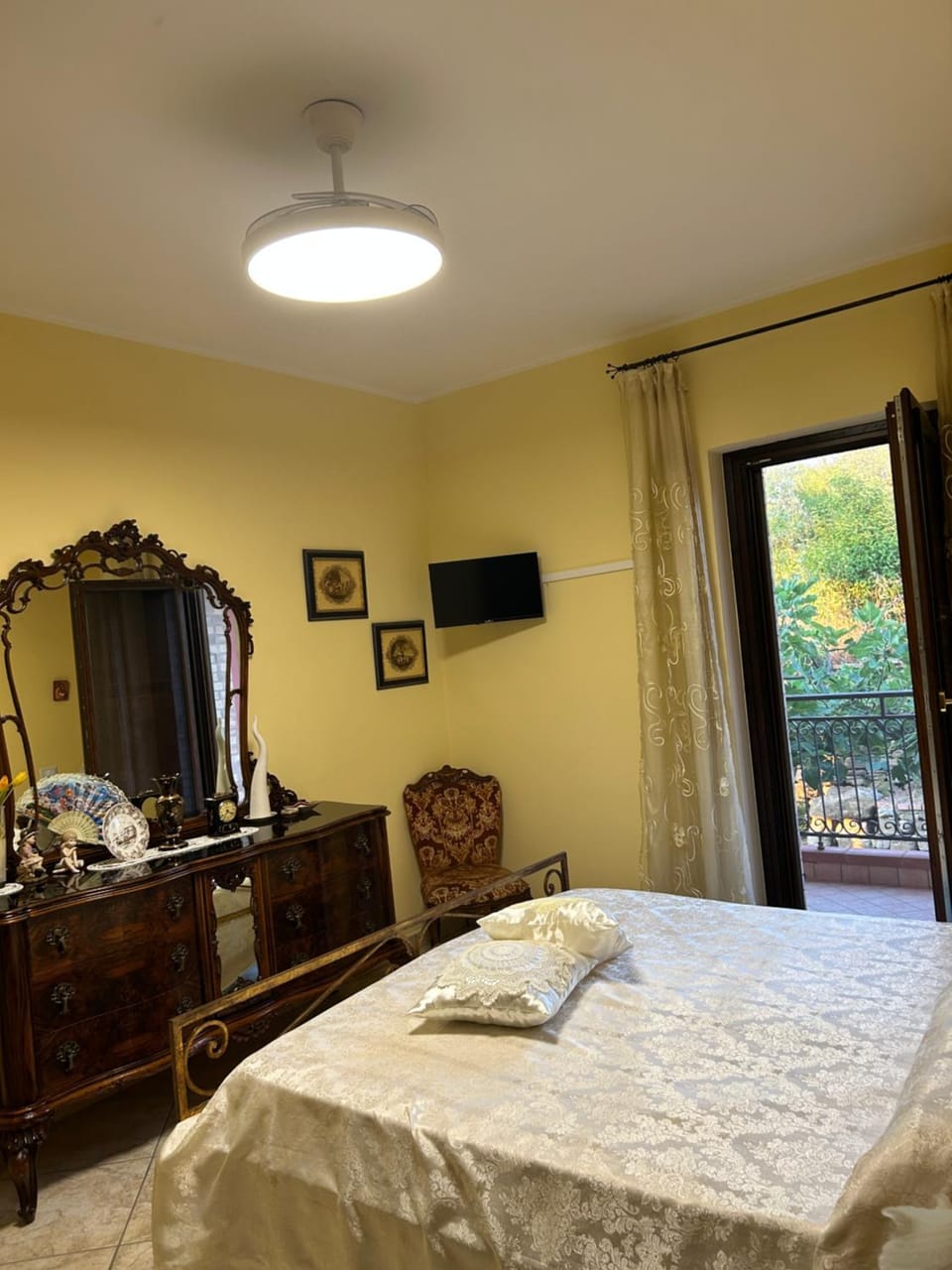 Bed, TV and multimedia, Bedroom