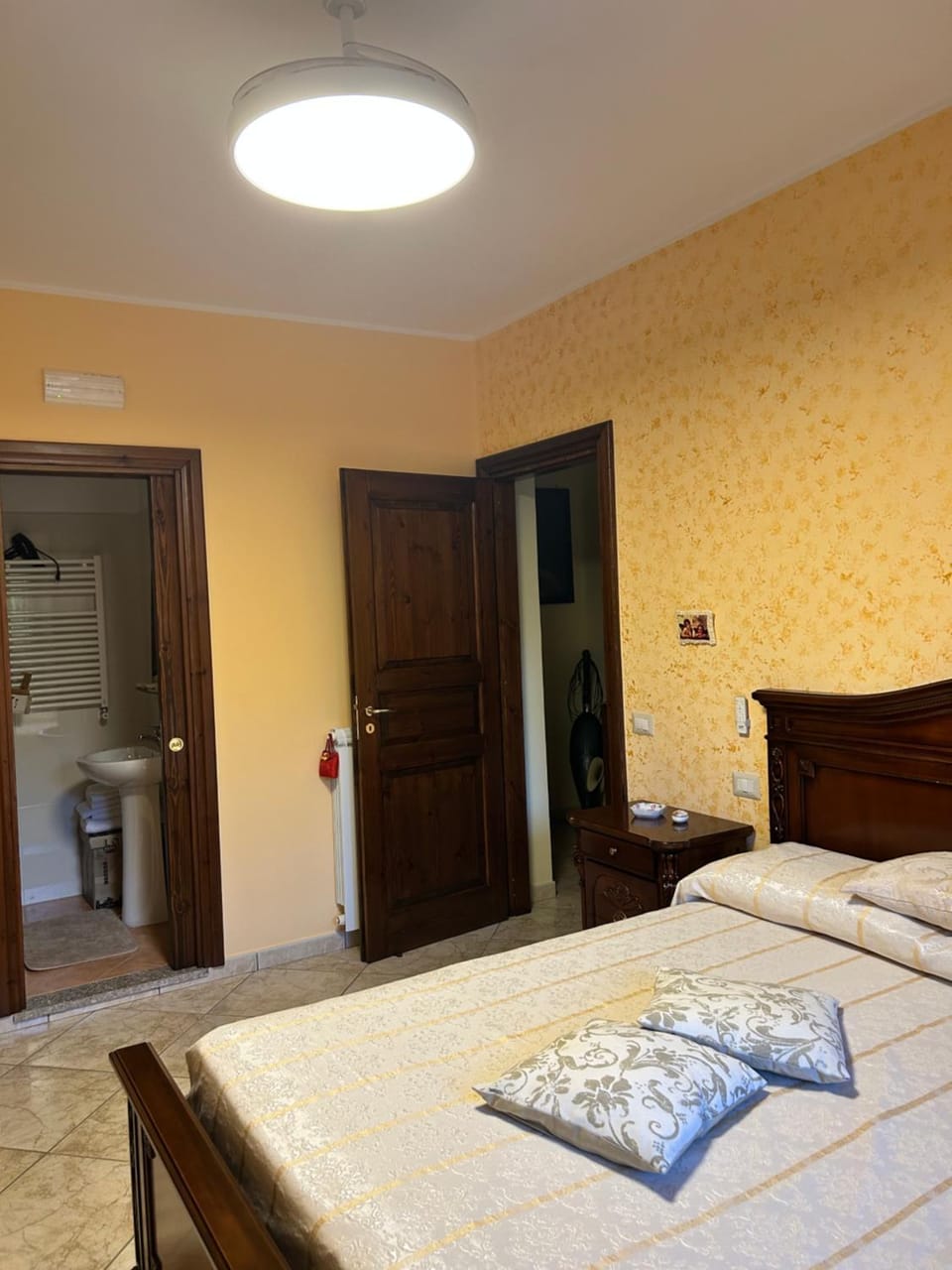 Bed, Bathroom, Photo of the whole room, Bedroom