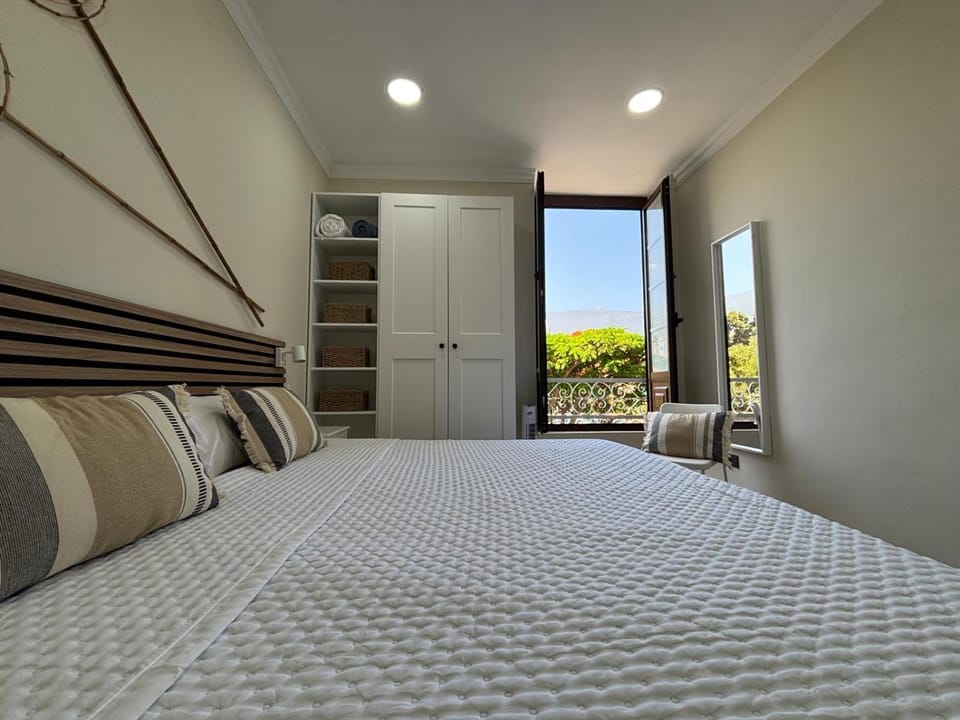 Bed, Mountain view