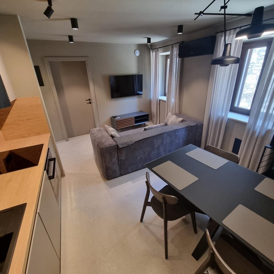 Communal lounge/ TV room, TV and multimedia, Living room, Seating area, Dining area