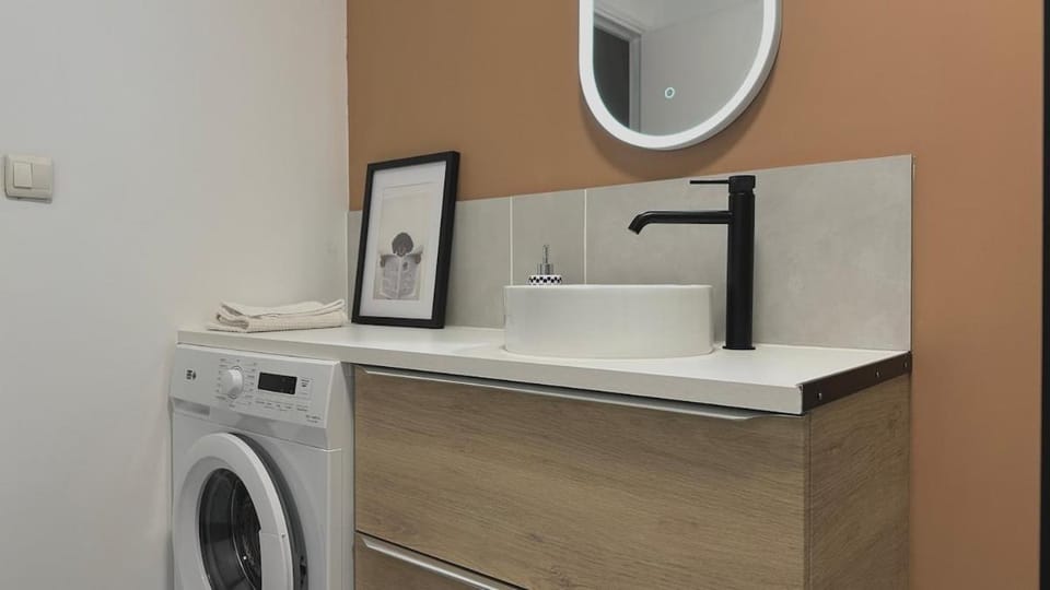 Bathroom, towels, washing machine
