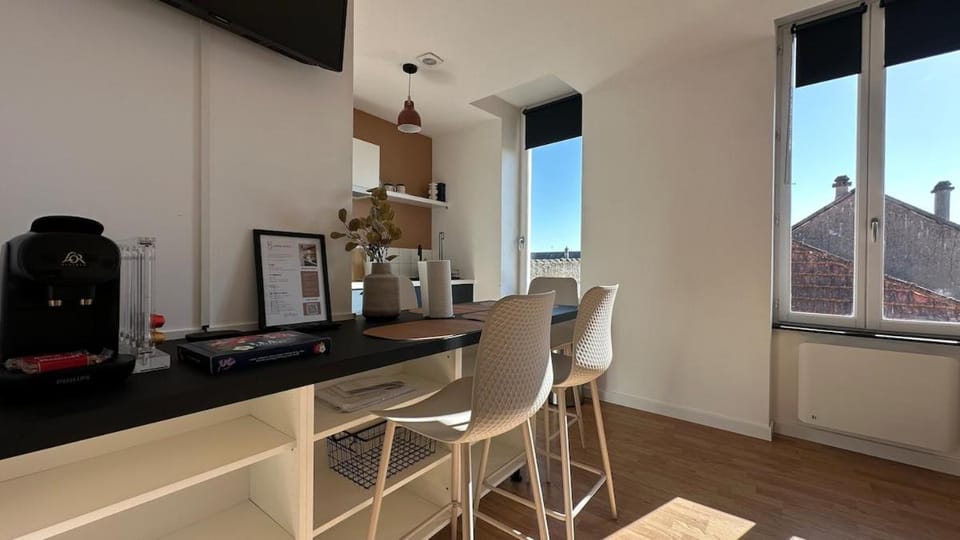 Coffee/tea facilities, Kitchen or kitchenette, Dining area, minibar