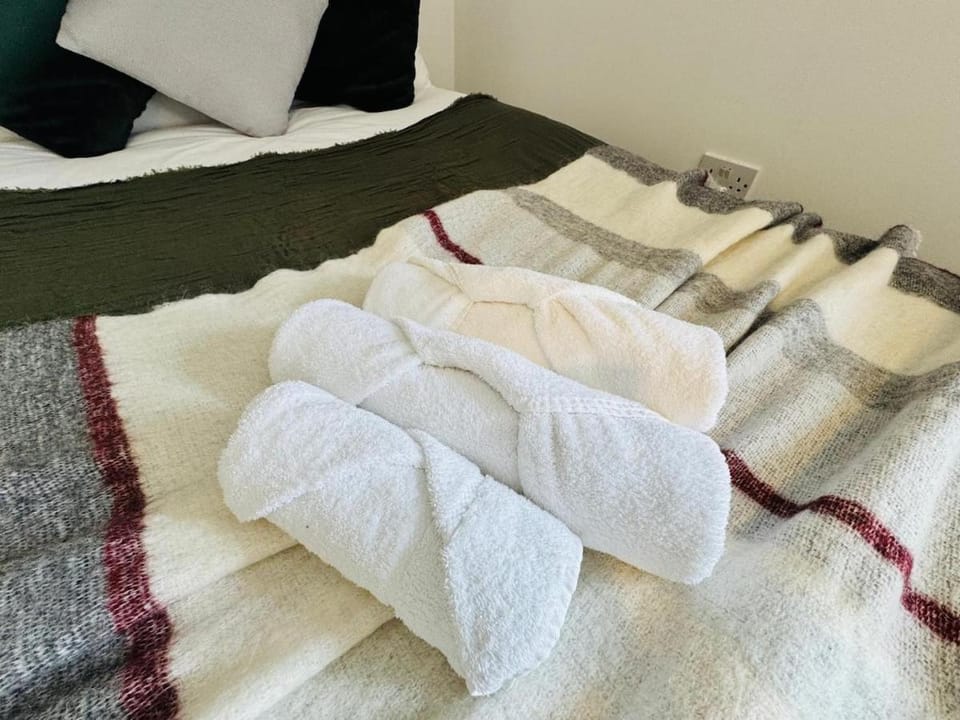 Bed, Bedroom, towels