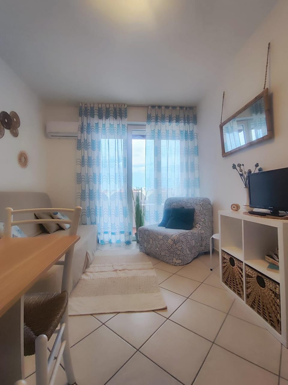 Bed, TV and multimedia, Photo of the whole room, air conditioner
