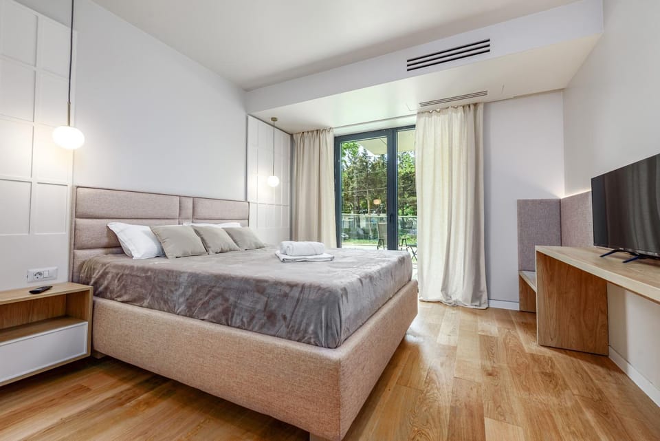 Bed, TV and multimedia, Photo of the whole room, Bedroom, air conditioner