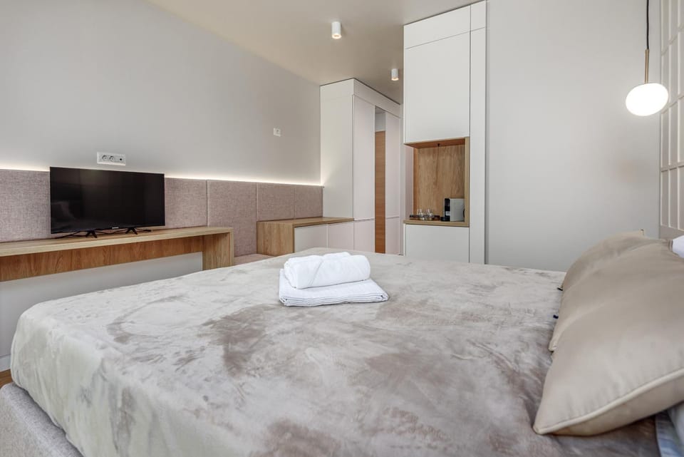 Bed, TV and multimedia, Photo of the whole room, Bedroom, towels, wardrobe
