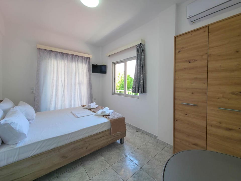 Bed, TV and multimedia, Photo of the whole room, Bedroom, towels, air conditioner