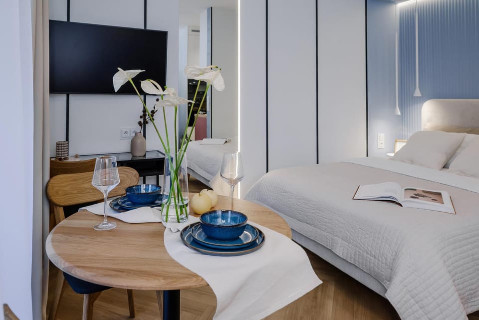 Bed, TV and multimedia, Bedroom