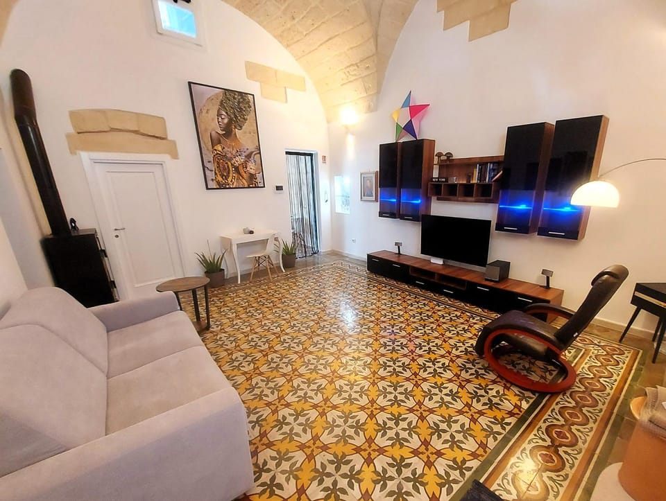 Communal lounge/ TV room, TV and multimedia, Living room, Seating area, Evening entertainment