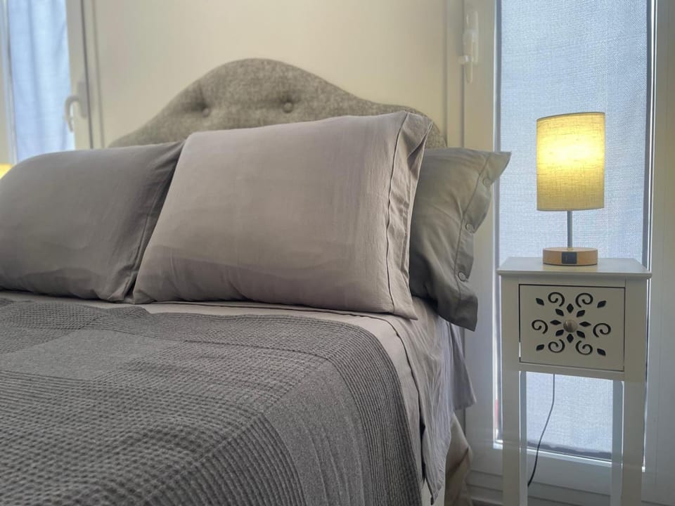 Bed, Photo of the whole room, Bedroom, air conditioner, air conditioner