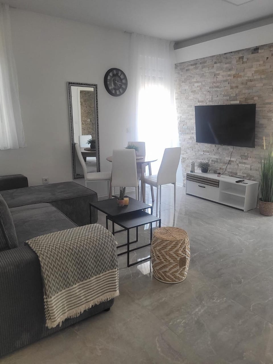 TV and multimedia, Living room, Seating area, Evening entertainment