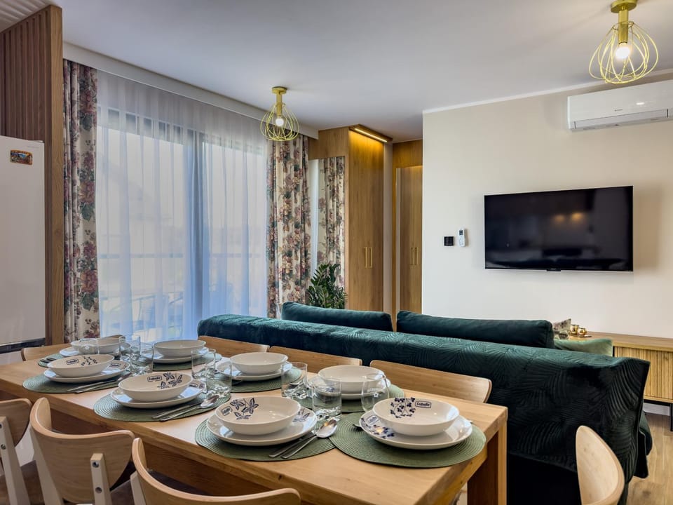TV and multimedia, Living room, Seating area, Dining area, air conditioner