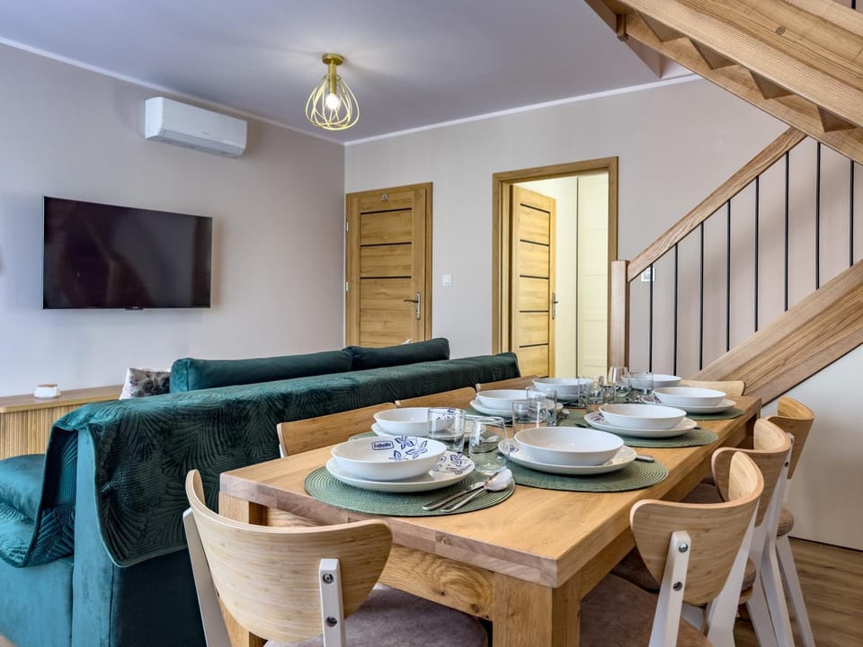 TV and multimedia, Living room, Seating area, Dining area