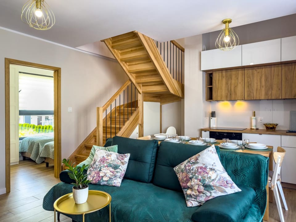 Kitchen or kitchenette, Living room, Seating area, Dining area
