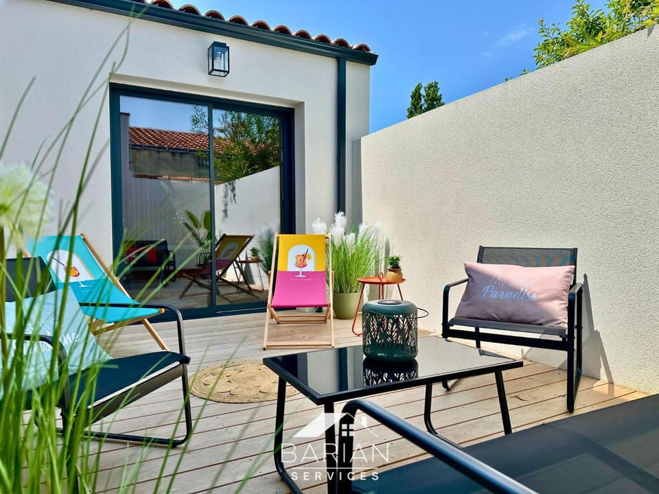 Patio, Day, sunbed