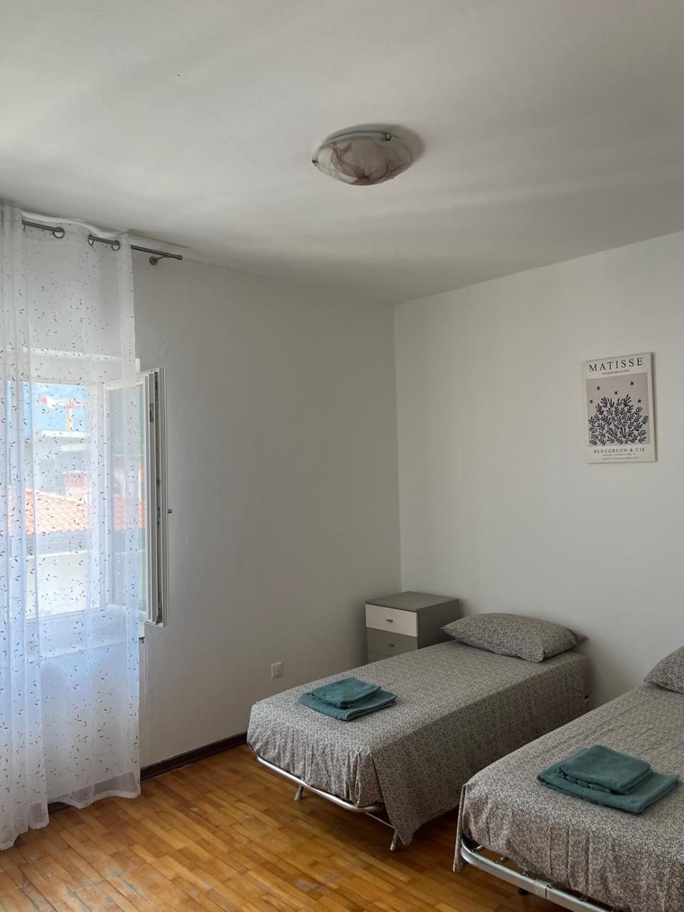 Photo of the whole room, Bedroom, towels