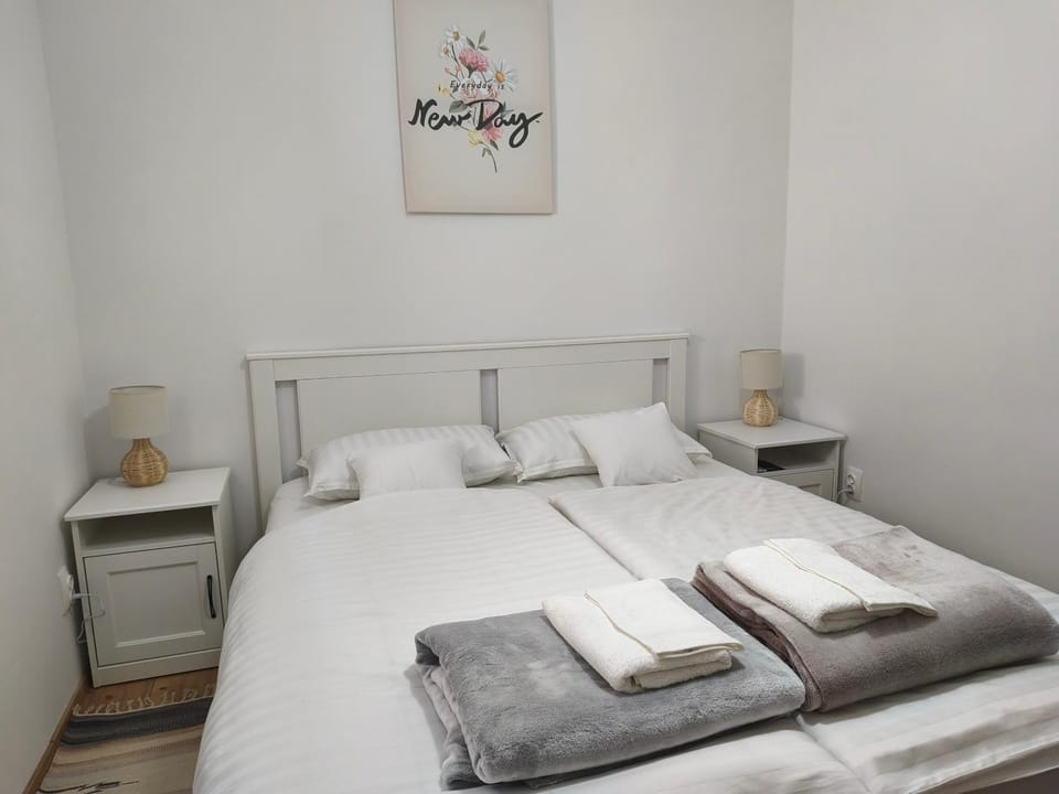 Bed, Bedroom, towels