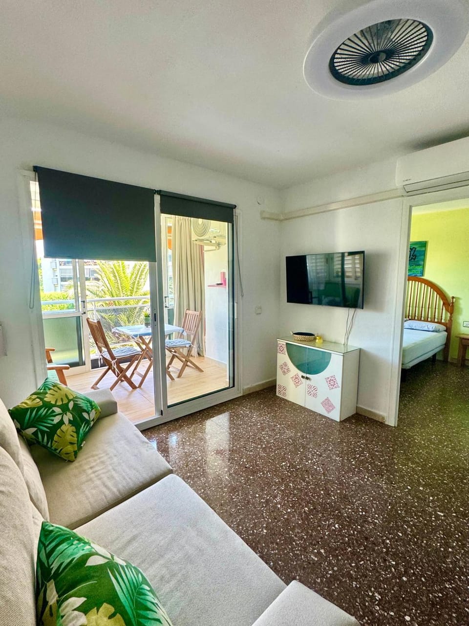 Communal lounge/ TV room, TV and multimedia, Photo of the whole room, air conditioner