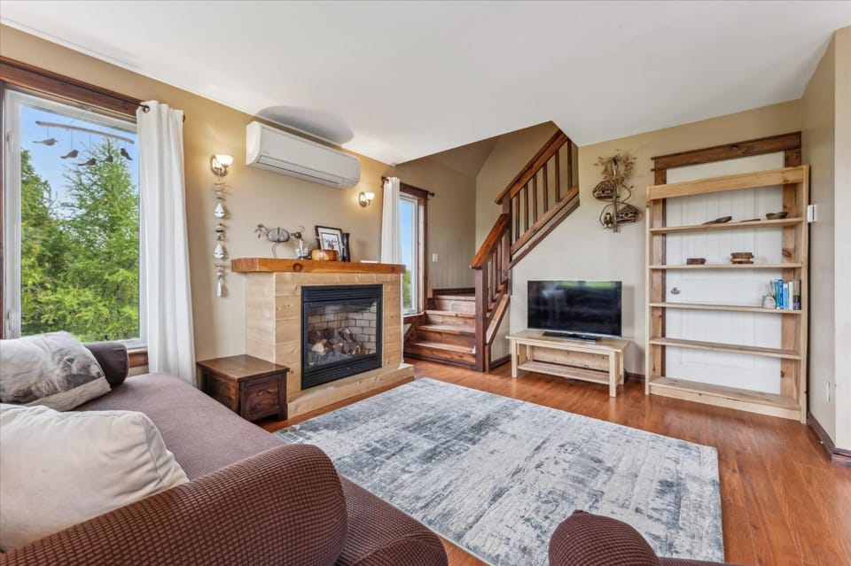 TV and multimedia, Living room, Seating area, fireplace