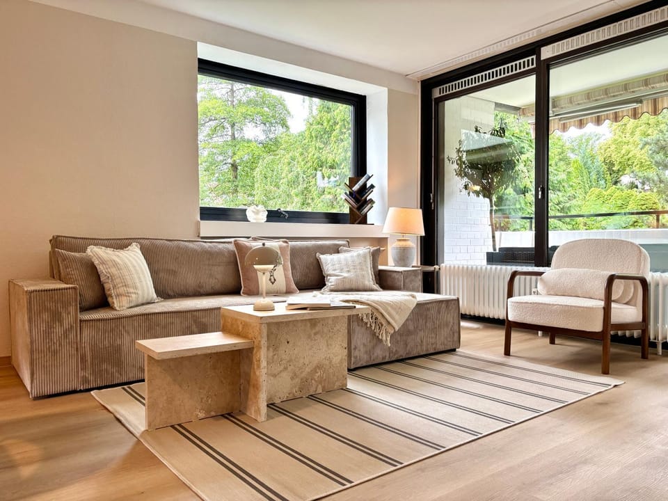 Living room, Seating area