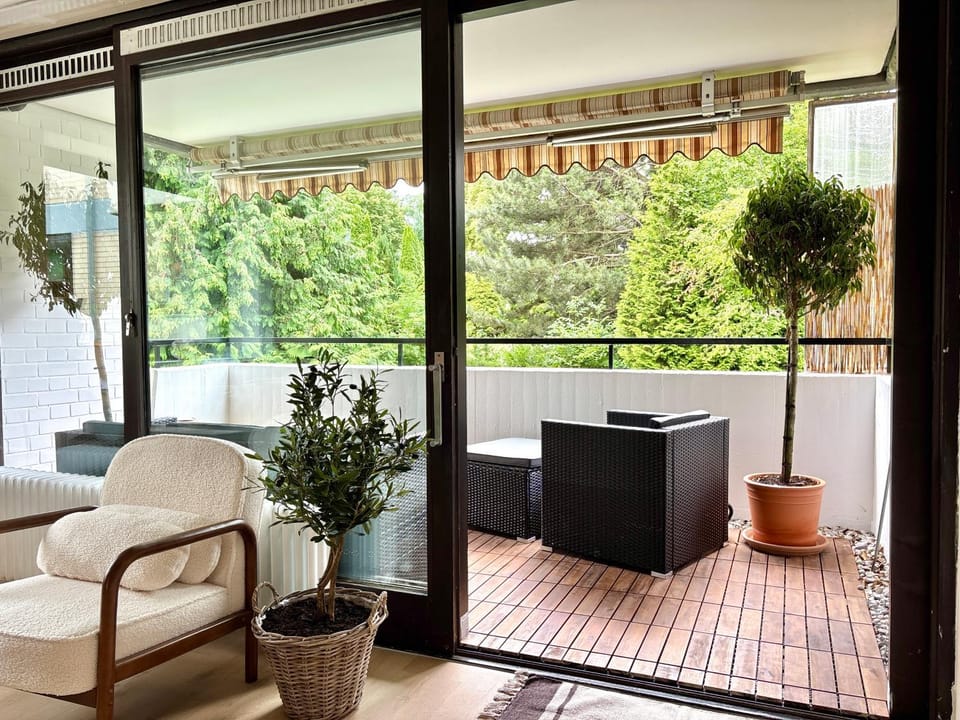 Garden, View (from property/room), Balcony/Terrace, Living room, Seating area, Garden view