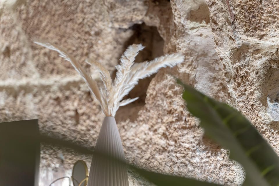 Decorative detail, internet, air conditioner