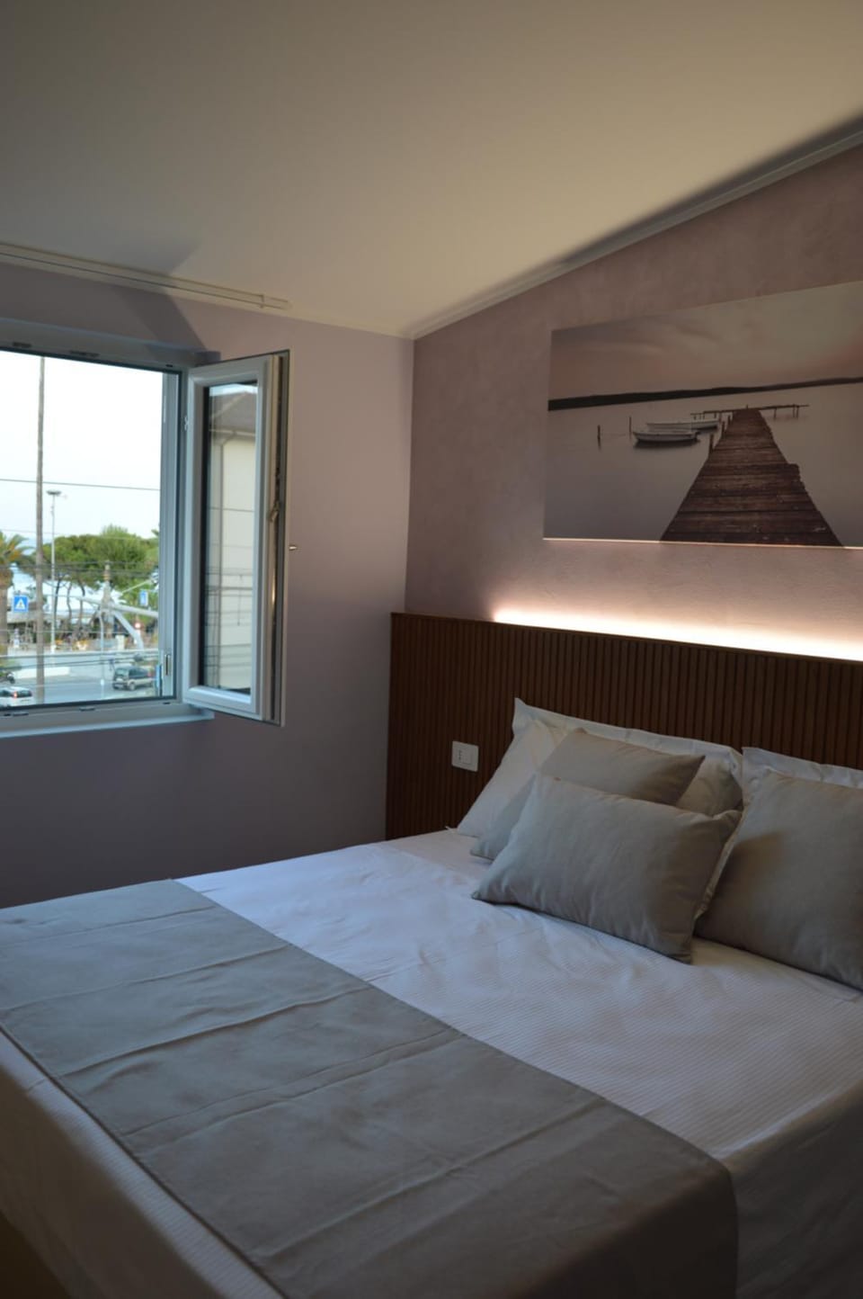 Photo of the whole room, Bedroom