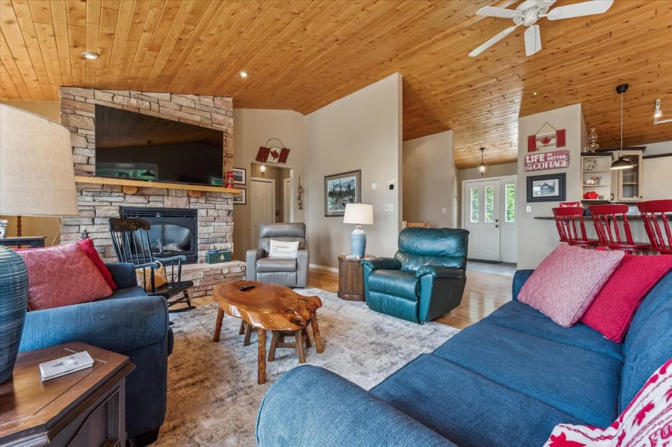 TV and multimedia, Living room, Seating area, fireplace