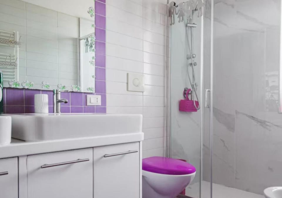 Shower, Toilet, Bathroom, Bath, towels