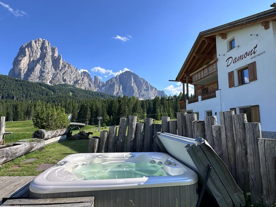 Property building, Natural landscape, Hot Tub, Mountain view
