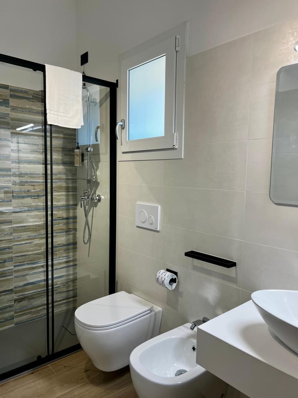 Shower, Toilet, Bathroom, bidet, towels