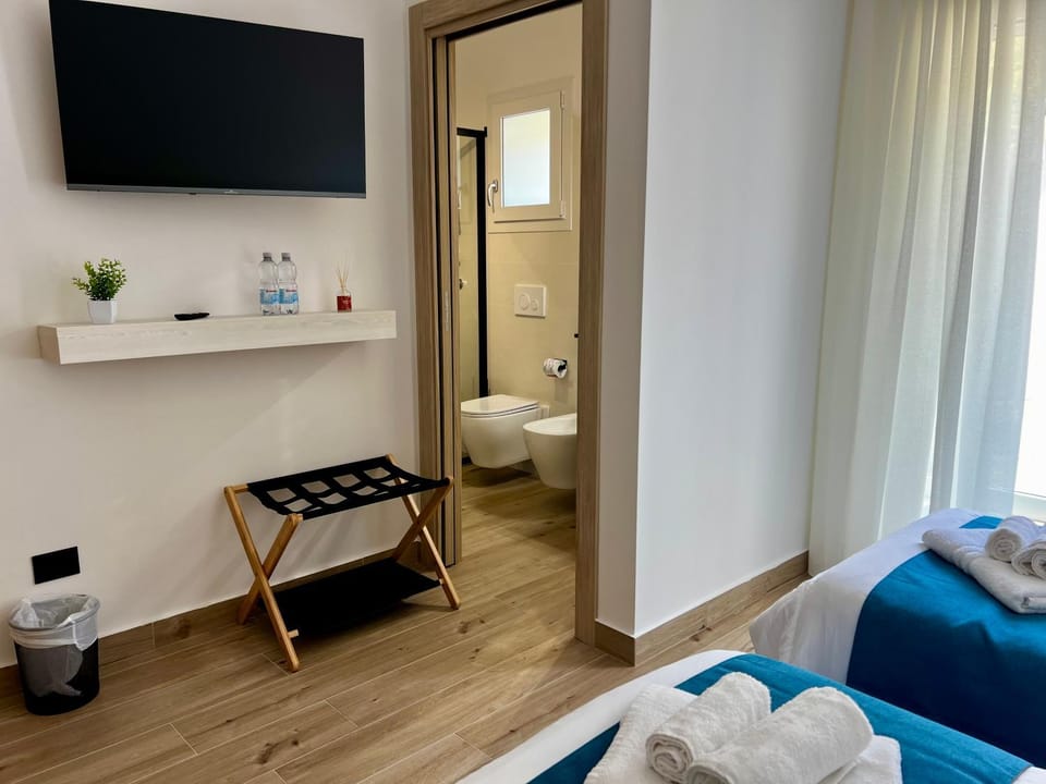 Toilet, Bed, Bathroom, TV and multimedia, Photo of the whole room, Bedroom, towels