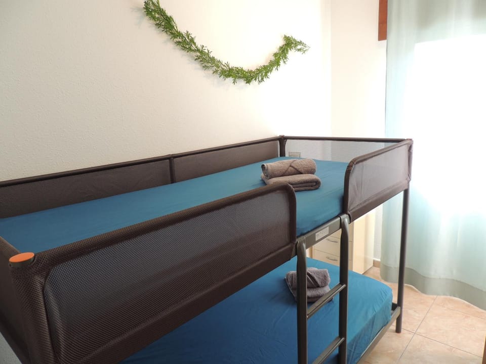 Bedroom, bunk bed