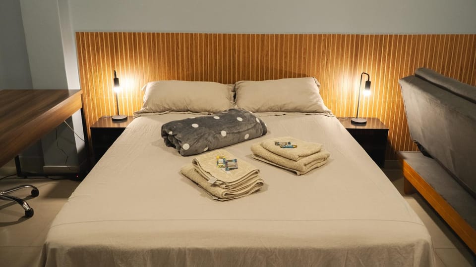 Bed, towels