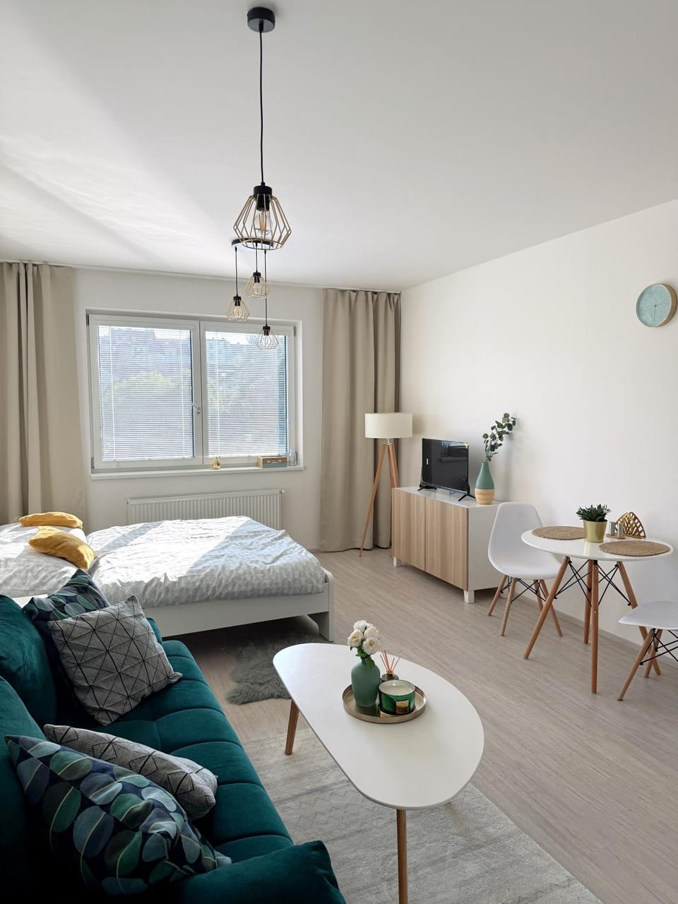 Bed, TV and multimedia, Living room, Seating area, Bedroom