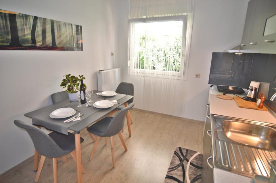 Kitchen or kitchenette, Dining area