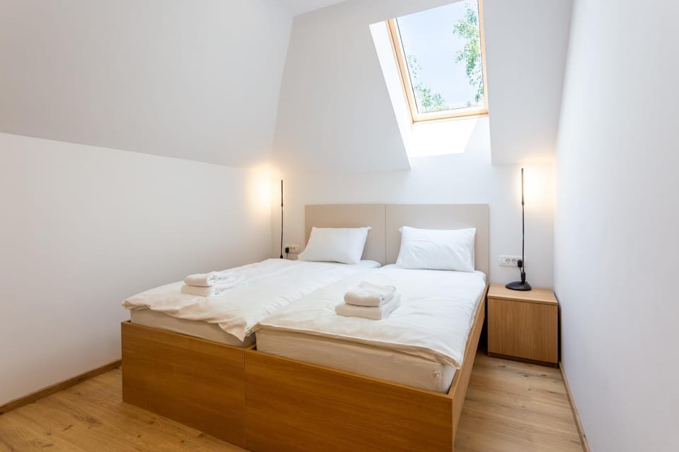 Bed, Bedroom, towels