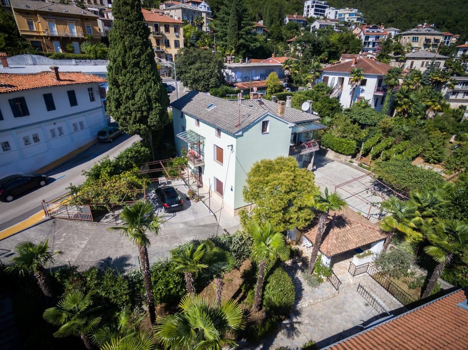 Facade/entrance, Bird's eye view