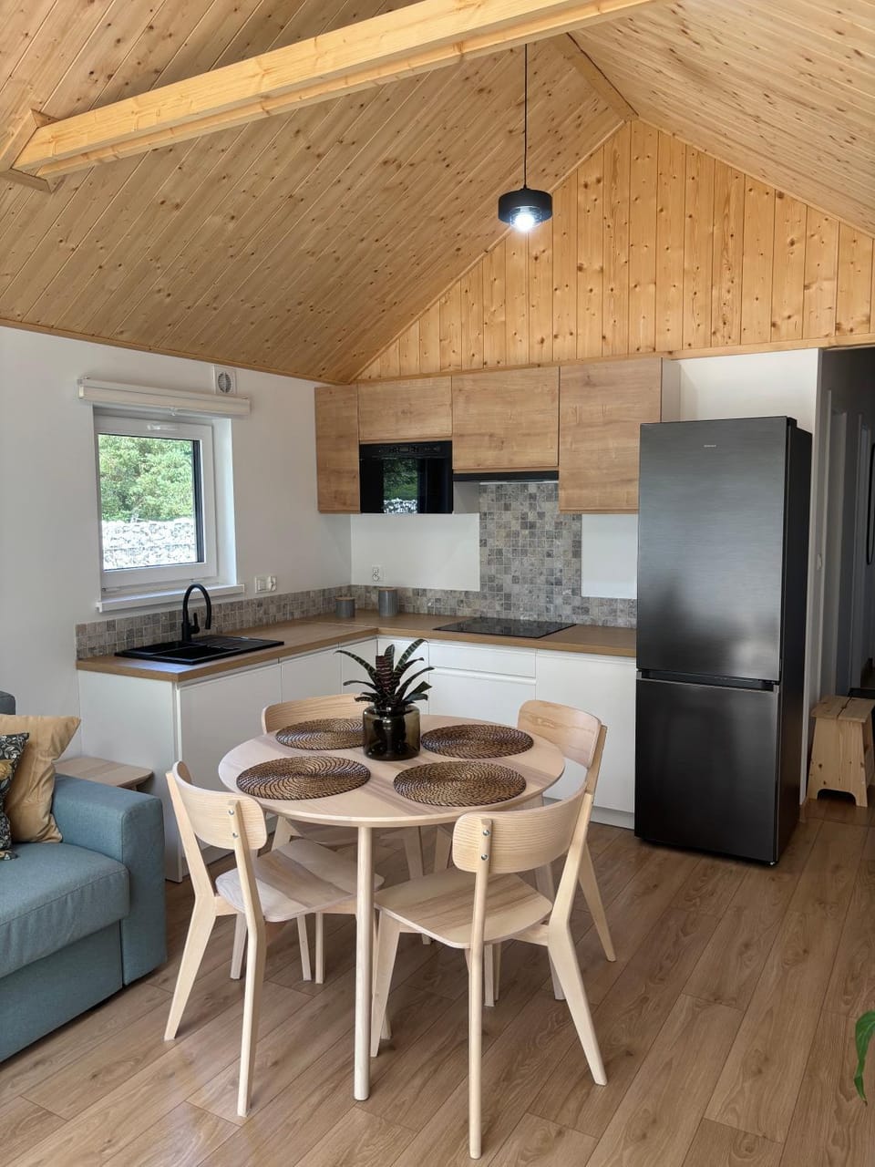 Kitchen or kitchenette, Dining area