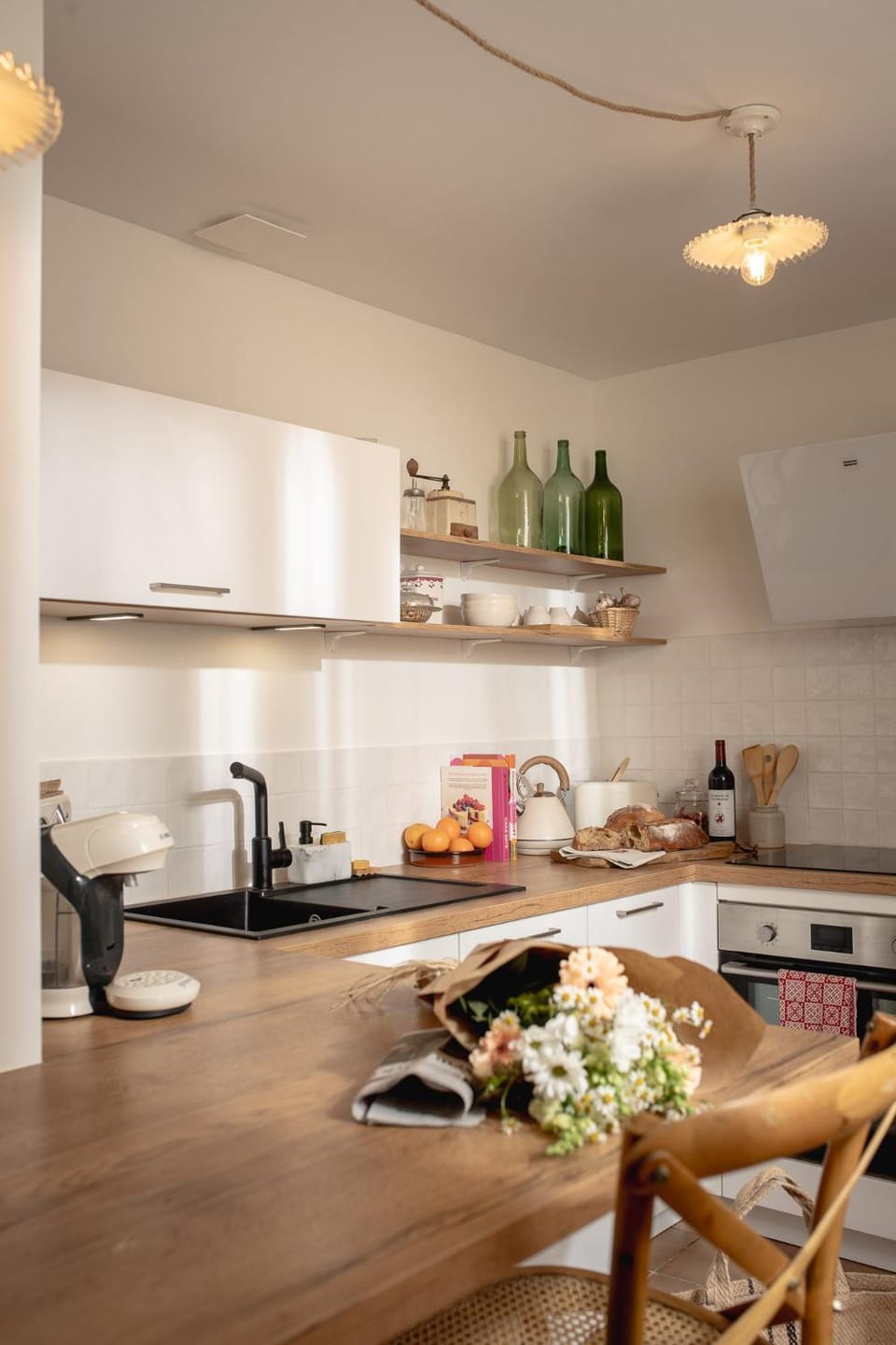 Coffee/tea facilities, Kitchen or kitchenette, stove