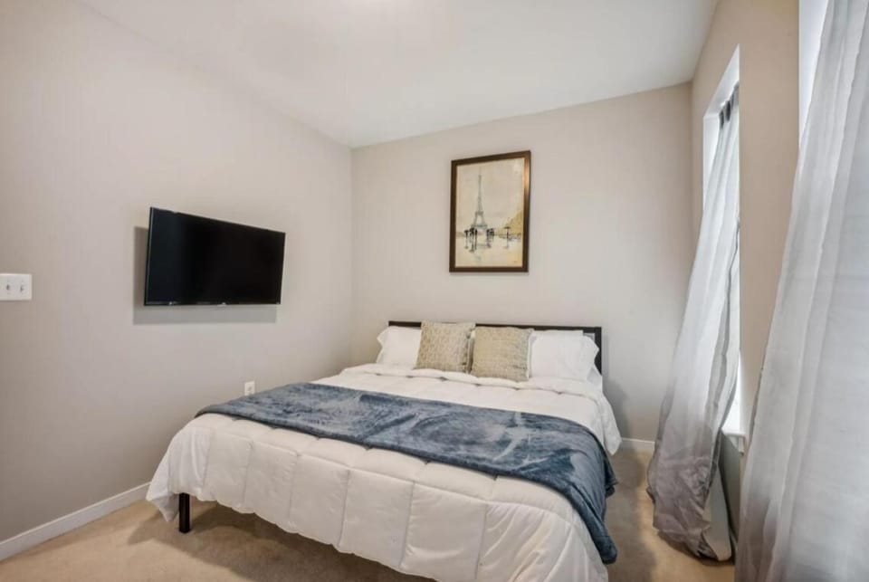 Luxurious 4BR home with parking & patio l Corporate & Extended Stays welcome l Fits 8-10 House in Arlington