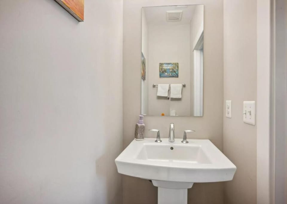 Luxurious 4BR home with parking & patio l Corporate & Extended Stays welcome l Fits 8-10 House in Arlington