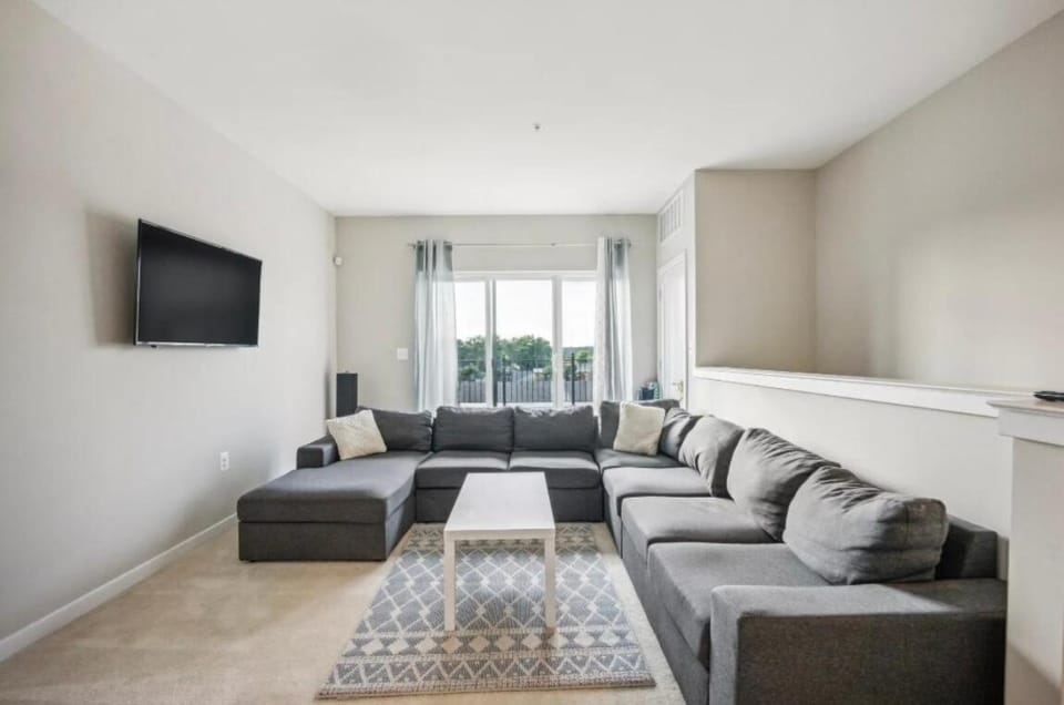Luxurious 4BR home with parking & patio l Corporate & Extended Stays welcome l Fits 8-10 House in Arlington