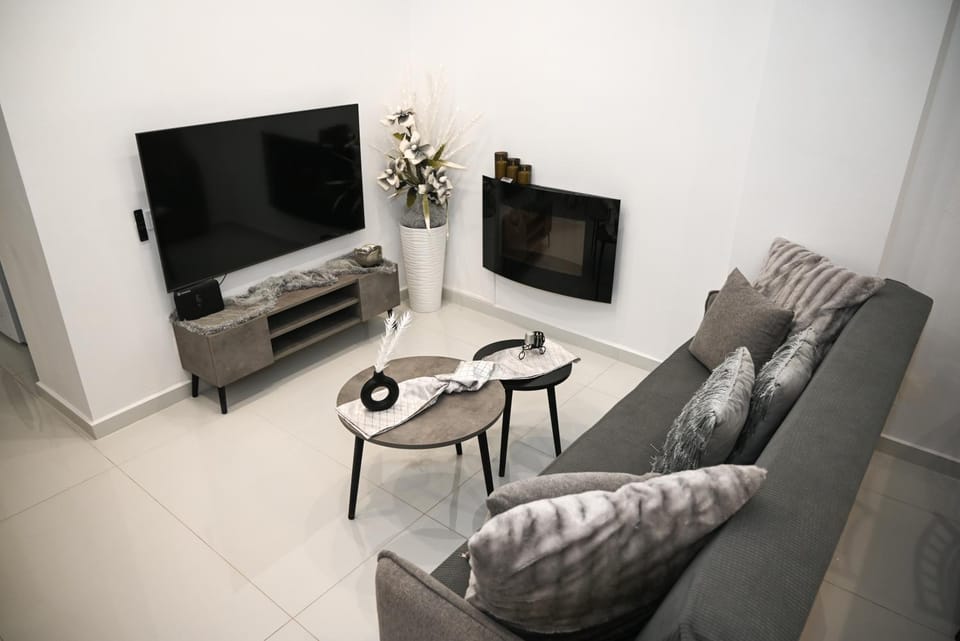 TV and multimedia, Living room, Seating area, Evening entertainment, fireplace