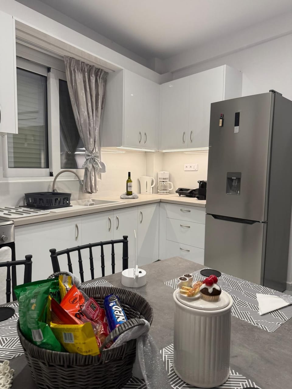 Kitchen or kitchenette, Food and drinks, Dining area, Food, oven, stove
