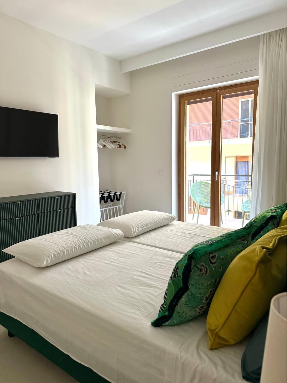 Bed, TV and multimedia, Bedroom